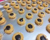 Foto langkah ke 2 dari resep Choco Thumbprint Cookies.