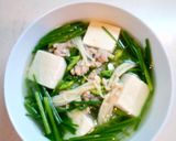 Hình bước làm 2 của món Canh bông hẹ nấu thịt bằm