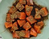 Foto del paso 1 de la receta: Dados de salmón marinado en cama de verduritas