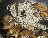 Foto del paso 3 de la receta: Revuelto de setas y gulas