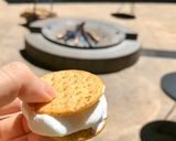 Hình bước làm 2 của món Kẹo nướng marshmallow kẹp bánh qui giòn cracker