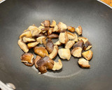 Foto del paso 3 de la receta: Albóndigas trufadas con salsa de carne y setas shiitake