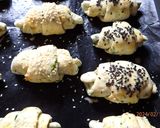 Medvehagymás kiflik szarvasgomba krémmel töltve recept fázis 2 fotója