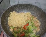 Foto langkah ke 5 dari resep Mie Instan Goreng Rendah Kalori, Tinggi Protein (Telur + Dada Ayam 100gr).