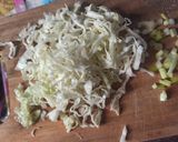Foto langkah ke 2 dari resep Mie Goreng Ayam Kol Sederhana.