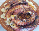 Foto del paso 3 de la receta: Patas de pulpo a la brasa con lecho de patatas y pimentón