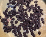 Foto del paso 4 de la receta: Bizcocho esponjoso de naranja y yogur con chips de chocolate