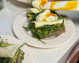 Foto del paso 2 de la receta: Tostadas con aguacate, rúcula y huevo poché