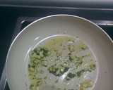 Foto del paso 3 de la receta: Bacalao desmigado con pimientos sobre lombarda con sésamo y queso parmesano