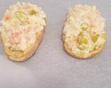 Foto del paso 3 de la receta: Patatas asadas rellenas con salmón ahumado, encurtidos y eneldo