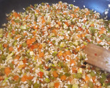 Foto del paso 3 de la receta: Arroz con verduras al curry con huevo escalfado