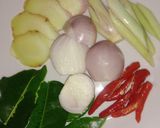 รูปขั้นตอนการทำที่ 1 ของ ต้มข่าไก่ (Thai Chicken Coconut Soup)
