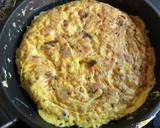 Foto del paso 7 de la receta: Tortilla española con huevos de pato y cebolla
