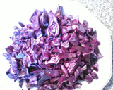 Foto del paso 2 de la receta: Ensalada de col blanco y col morado con pollo y manzana
