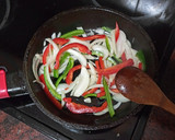 Foto del paso 1 de la receta: Perrito caliente isleño (salteado de cebolla y pimiento) y ketchup