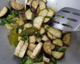 Foto langkah ke 3 dari resep Tumis Terong Ungu Cabe Hijau dengan Sambal Dimsum Minyak Pedas.