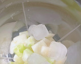 A picture of step 2 of Maskmelon+Cucumber juice.