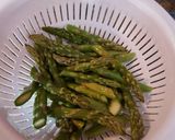 Foto del paso 3 de la receta: Espárragos salteados con ajo y mantequilla