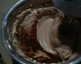 Foto langkah ke 2 dari resep Bolu kukus coklat mises.