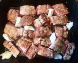 Fokhagymás-majoránnás sült oldalas krumplipürével recept fázis 3 fotója