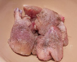 Foto del paso 1 de la receta: Cazuela de pollo con patatas, en salsa de berenjenas y okra