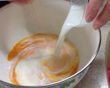 Hình bước làm 1 của món Bánh crepe nhân dâu đơn giản đẹp mắt mừng sinh nhật