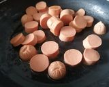 Foto del paso 1 de la receta: Huevos con salchichas