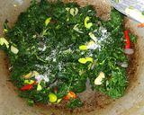 Foto langkah ke 3 dari resep Tumis daun singkong pete pedas.