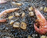 Foto del paso 11 de la receta: Arroz negro con potón y gambones