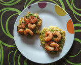 Foto del paso 7 de la receta: Tostas de patacón con guacamole y gambas