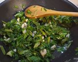 Foto del paso 3 de la receta: Lechuga y acelga salteadas