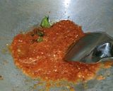 Foto langkah ke 2 dari resep Sambal Baby Cumi Kecombrang.