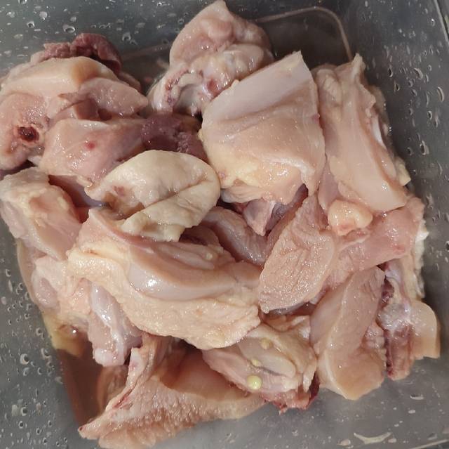 Langkah-langkah untuk membuat Cara bikin Ayam Woku Pedas Kemangi