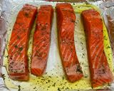 Foto langkah ke 2 dari resep Spaghetti Aglio Olio with Baked Salmon.