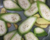 Hình bước làm 2 của món Cá ngân kho chuối xanh, cà chua