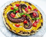 Foto del passaggio 10 della ricetta Pizza Gluten Free Con Polpo e Cipolle di Breme