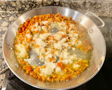 Foto del paso 6 de la receta: Arroz con marisco y manzanilla
