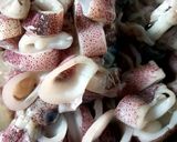Foto langkah ke 1 dari resep Cumi tumis masak hitam.