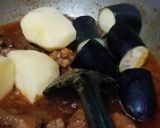 A picture of step 8 of Alo baingan gosht (mutton gravy).