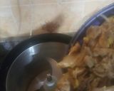 A picture of step 4 of Caramelized onions chicken burger.