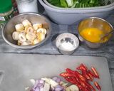 Foto langkah ke 2 dari resep Tumis Bok Coy Kuah Telor Bakso.