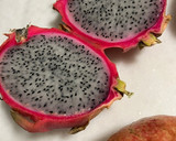 Foto del paso 2 de la receta: Postre de fruta del dragón, aguacate, granada y miel