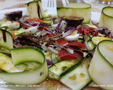 Foto del paso 4 de la receta: Ensalada de calabacín con crujiente de cebolla