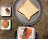 Foto langkah ke 1 dari resep Makanan AnakRoti Telur Goreng Isi Salmon.