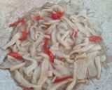 Foto langkah ke 8 dari resep Tumis jamur cabe merah.