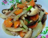 รูปขั้นตอนการทำที่ 6 ของ ผัดเห็ดหอมสไตล์เด็กหอ(สูตรผัดน้ำ)