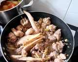 Hình bước làm 2 của món Vịt om khoai sọ