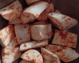 Gambar langkah 2 resipi Ubi Kayu Goreng Bawang Putih & Kari.