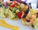 Foto del paso 2 de la receta: Pinchos de camarones y ananá con arroz cremoso de curry y salsa de mango & habanero