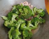 Foto langkah ke 4 dari resep Tumis Brokoli Udang.